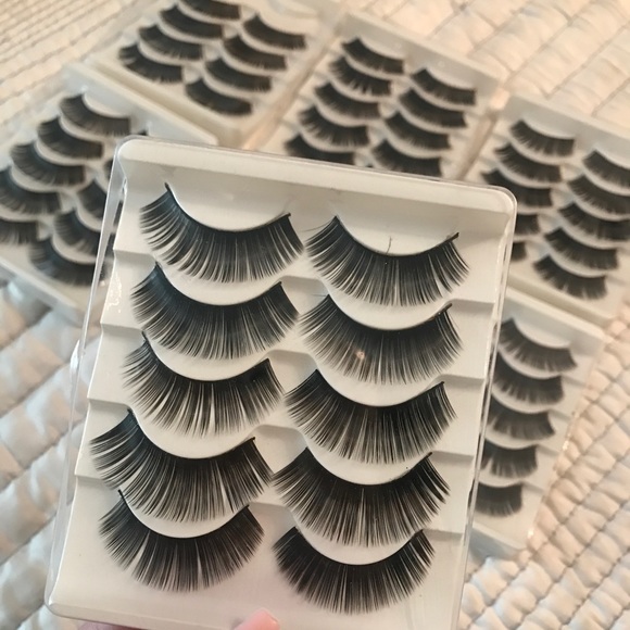 29 pairs of false lashes - Picture 1 of 5